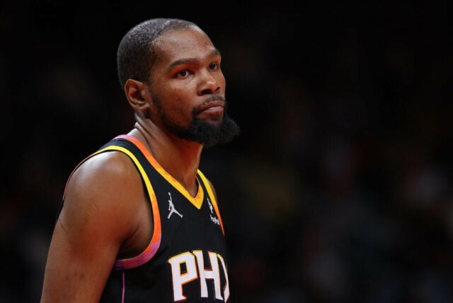 ATLANTA, GEÓRGIA - 02 DE FEVEREIRO: Kevin Durant #35 do Phoenix Suns reage durante o quarto período contra o Atlanta Hawks na State Farm Arena em 02 de fevereiro de 2024 em Atlanta, Geórgia.  NOTA AO USUÁRIO: O usuário reconhece e concorda expressamente que, ao baixar e/ou usar esta fotografia, o usuário concorda com os termos e condições do Contrato de Licença da Getty Images.