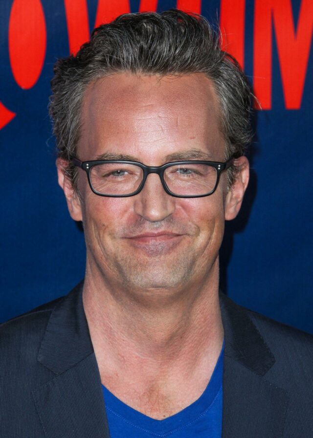 Matthew Perry usando óculos