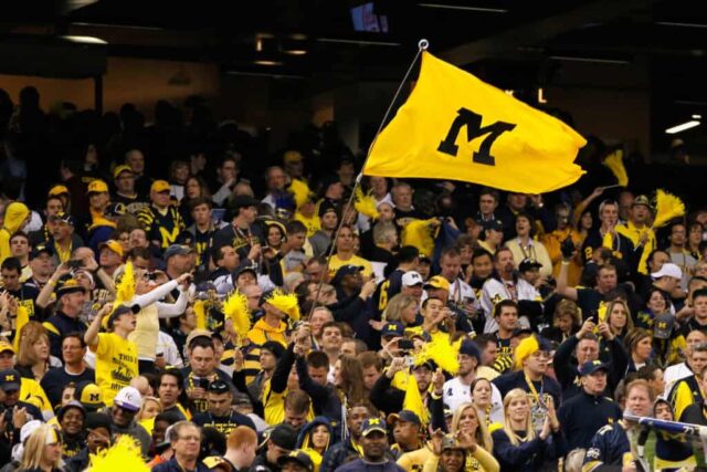 NOVA ORLEANS, LA - 03 DE JANEIRO: Os fãs dos Michigan Wolverines apoiam sua escola contra os Virginia Tech Hokies durante o Allstate Sugar Bowl no Mercedes-Benz Superdome em 3 de janeiro de 2012 em Nova Orleans, Louisiana. 