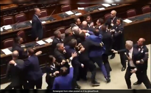 Vídeo: Parlamento italiano entra em violência por causa de projeto de lei do governo