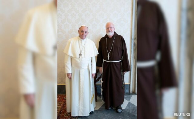 Vaticano é instado a parar de exibir obras de padre acusado de abusar de mulheres