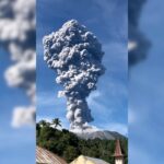 Vulcão indonésio entra em erupção novamente, enviando cinzas a 7 km do céu