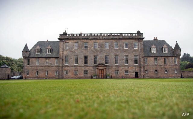 Campo de tiro de rifle, campo de golfe: dentro da velha escola de King Charles, na Escócia