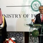 O Ministro das Relações Exteriores da Arábia Saudita, Príncipe Faisal bin Farhan Al-Saud, visitou o Paquistão em maio deste ano.  (Sohail Shahzad/EPA)