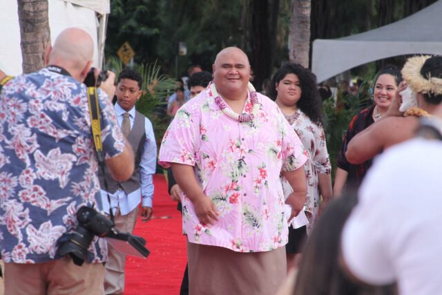 Taylor Wily em camisa havaiana rosa