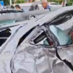 Vídeo: Carro Tesla vira 7 vezes após acidente, todos os passageiros sobrevivem