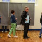 França começa a votar em pesquisas instantâneas cruciais com o poder da extrema direita