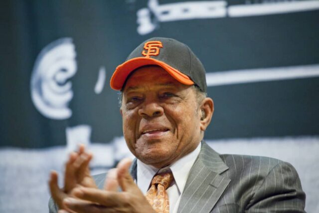 NOVA IORQUE - 21 DE JANEIRO: Willie Mays visita o PS 46 no Harlem, próximo ao local do antigo Polo Grounds, onde o New York Giants jogou antes de se mudar para San Francisco em 1958, em 21 de janeiro de 2011 na cidade de Nova York.  Os Giants não ganhavam a World Series desde 1954. 