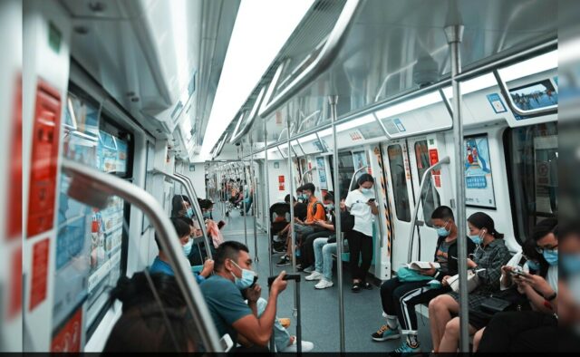 Homem chinês, 65 anos, bate em mulher por não lhe dar assento no metrô, detido