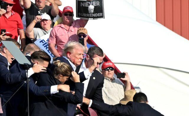 A imagem sangrenta e desafiadora de Donald Trump após o tiroteio aumenta sua base eleitoral