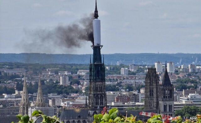 Incêndio ocorre na Catedral de Rouen, na França, em meio à restauração