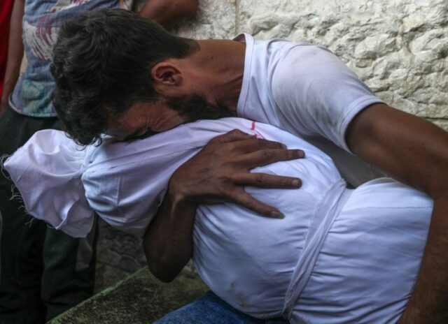epaselect epa11484954 Um pai palestino lamenta o corpo coberto de sua filha no hospital Al Aqsa em Deir al Balah antes do enterro, após um ataque aéreo israelense no bairro de Al Zwaida, no centro da Faixa de Gaza, 18 de julho de 2024. De acordo com um relatório do Ministério da Saúde em Gaza, seis palestinos, membros da família Muheisen, foram mortos após um ataque aéreo israelense na Faixa Central de Gaza.  Mais de 38.000 palestinos e mais de 1.400 israelenses foram mortos, de acordo com o Ministério da Saúde palestino e as Forças de Defesa de Israel (IDF), desde que militantes do Hamas lançaram um ataque contra Israel a partir da Faixa de Gaza em 7 de outubro de 2023, e as operações israelenses em Gaza e a Cisjordânia que o seguiu.  SABRE EPA-EFE/MOHAMMED