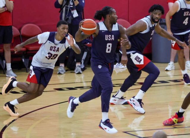 LAS VEGAS, NEVADA - 07 DE JULHO: Kawhi Leonard nº 8 da Seleção Masculina de Basquete dos EUA de 2024 parece passar sob pressão de Jabari Smith Jr. nº 39 da Seleção Masculina de Basquete dos EUA de 2024 durante uma sessão de treinos no campo de treinamento da equipe no Mendenhall Center da UNLV em 7 de julho de 2024 em Las Vegas, Nevada.