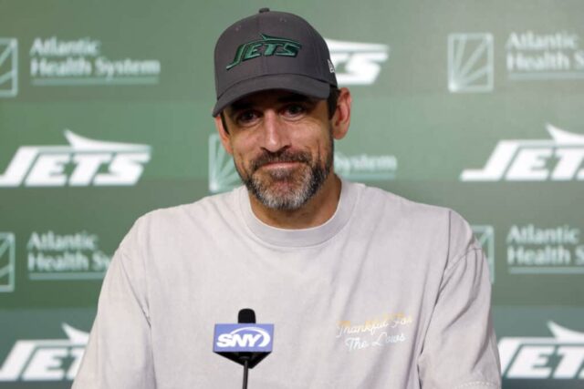 FLORHAM PARK, NOVA JERSEY - 21 DE MAIO: Aaron Rodgers nº 8 do New York Jets fala à mídia durante o treino fora de temporada do New York Jets OTA no Atlantic Health Jets Training Center em 21 de maio de 2024 em Florham Park, Nova Jersey. 