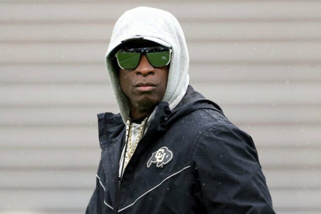 BOULDER, COLORADO - 27 DE ABRIL: O técnico Deion Sanders do Colorado Buffaloes observa enquanto seu time se aquece antes do jogo de primavera no Folsom Field em 27 de abril de 2024 em Boulder, Colorado.