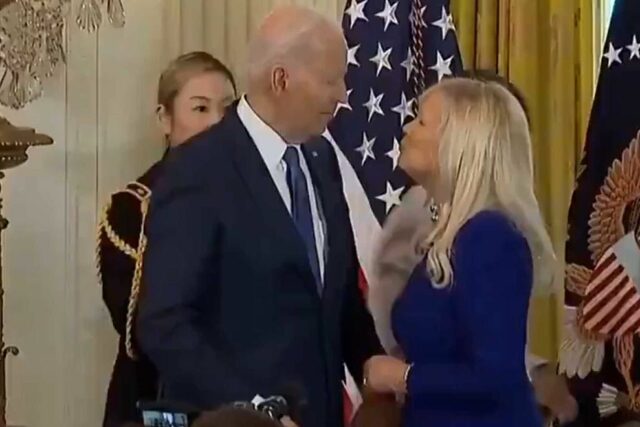 O último deslize de Joe Biden: prestes a beijar outra mulher... e sua esposa vem em socorro