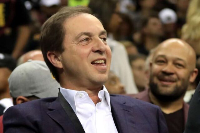 CLEVELAND, OH - 07 DE JUNHO: Joe Lacob, proprietário do Golden State Warriors, assiste ao jogo 3 das finais da NBA de 2017 contra o Cleveland Cavaliers na Quicken Loans Arena em 7 de junho de 2017 em Cleveland, Ohio.  NOTA AO USUÁRIO: O Usuário reconhece e concorda expressamente que, ao baixar e/ou usar esta fotografia, o Usuário está concordando com os termos e condições do Contrato de Licença da Getty Images. 