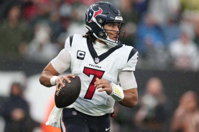 EAST RUTHERFORD, NOVA JERSEY - 10 DE DEZEMBRO: CJ Stroud # 7 do Houston Texans tenta lançar a bola durante o segundo tempo contra o New York Jets no MetLife Stadium em 10 de dezembro de 2023 em East Rutherford, Nova Jersey.