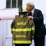 Vídeo: Homenagem única de Trump ao bombeiro que morreu em tiroteio na Pensilvânia