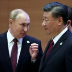 O presidente russo, Vladimir Putin, conversa com o presidente chinês, Xi Jinping