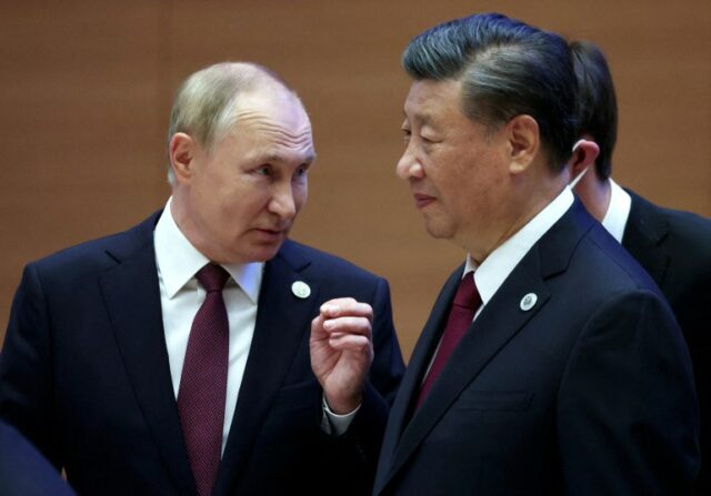 O presidente russo, Vladimir Putin, conversa com o presidente chinês, Xi Jinping