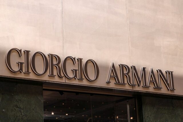 O logotipo da grife Giorgio Armani é visto do lado de fora de uma loja em Milão
