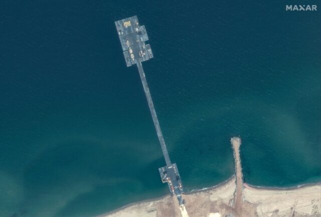 Uma imagem de satélite mostra uma visão geral do cais tridente, em meio ao conflito em curso entre Israel e o grupo islâmico palestino Hamas, na costa de Gaza, 18 de maio de 2024. Maxar Technologies/Divulgação via REUTERS ESTA IMAGEM FOI FORNECIDA POR TERCEIROS SEM REVENDA .  SEM ARQUIVOS.  CRÉDITO OBRIGATÓRIO.  NÃO DEVE OBSCURAR O LOGOTIPO