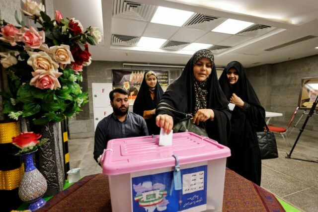Iranianos no Iraque votam nas eleições presidenciais
