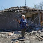 A moradora local Irina Kuleshova, 66 anos, está em frente à sua casa danificada pelo recente bombardeio, que as autoridades locais instaladas pela Rússia chamaram de ataque militar ucraniano, durante o conflito Rússia-Ucrânia na cidade de Yasynuvata (Yasinovataya), na região de Donetsk , Ucrânia controlada pela Rússia, 6 de julho de 2024. REUTERS/Alexander Ermochenko