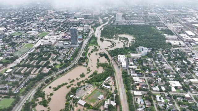 Uma visão das áreas inundadas em Houston, Texas, após o furacão Beryl