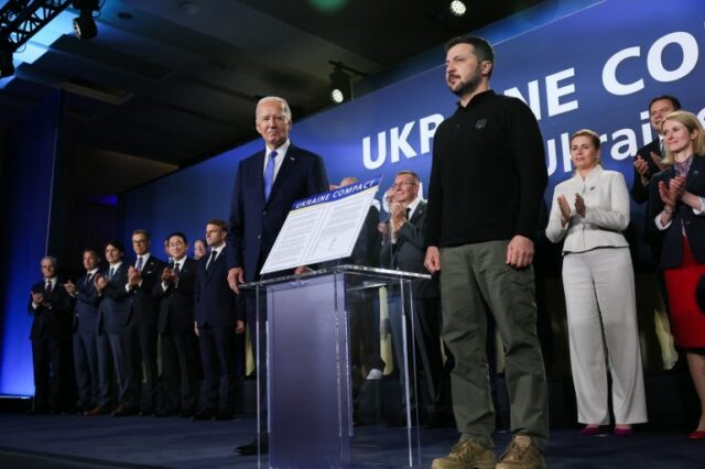 Biden sobe ao palco com Zelenskyy no conselho da OTAN na Ucrânia.