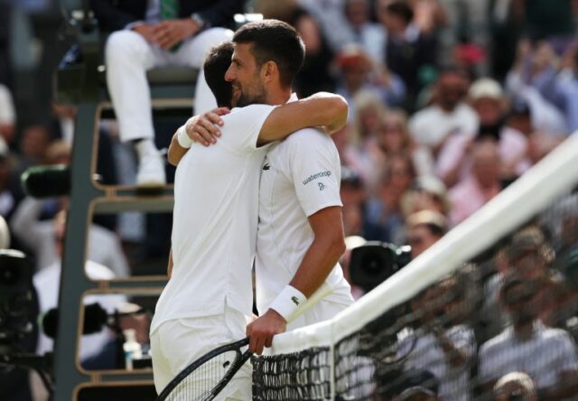 Tênis - Wimbledon - All England Lawn Tennis and Croquet Club, Londres, Grã-Bretanha - 14 de julho de 2024 O espanhol Carlos Alcaraz consola o sérvio Novak Djokovic após vencer a final de simples masculina REUTERS/Paul Childs