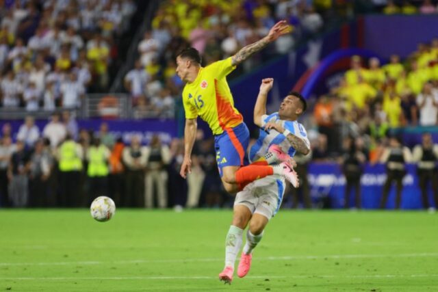 O meio-campista colombiano Andres Uribe (15) e o atacante argentino Lautaro Martinez (22) disputam a posse de bola no segundo tempo da prorrogação da Copa América