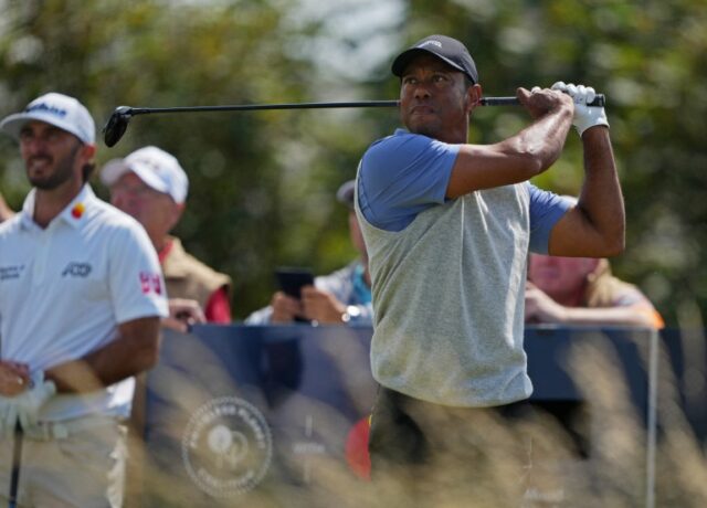 Tiger Woods acerta a tacada de golfe.