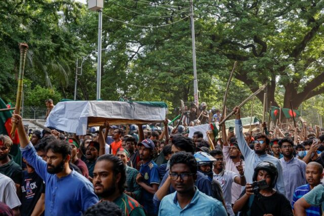 Manifestantes anti-quotas juntam-se numa manifestação de caixões na Universidade de Dhaka