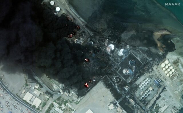 Uma imagem de satélite mostra uma visão mais próxima de tanques de petróleo em chamas após um ataque aéreo israelense contra alvos militares Houthi em Hodeidah, Iêmen