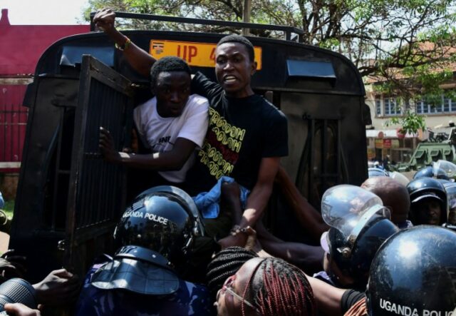 Policiais de Uganda detêm manifestantes durante uma manifestação contra o que os manifestantes dizem ser corrupção desenfreada e violações dos direitos humanos por parte dos governantes do país em Kampala, Uganda