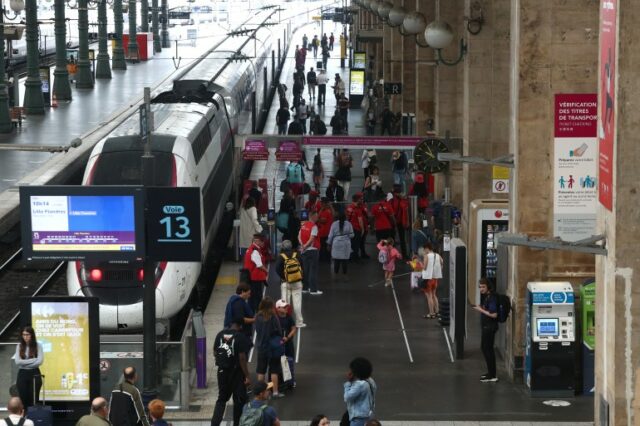 Passageiros são fotografados na estação Gare du Nord após ameaças contra a rede TGV de alta velocidade da França