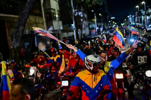 Apoiadores do presidente da Venezuela, Nicolás Maduro, comemoram depois que ele ganhou o terceiro mandato nas eleições presidenciais