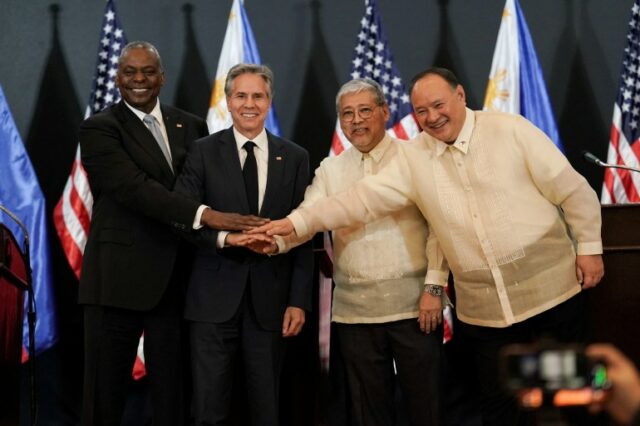 O secretário de Defesa dos EUA, Lloyd Austin, o secretário de Estado dos EUA, Antony Blinken, o ministro das Relações Exteriores das Filipinas, Enrique Manalo, e o ministro da Defesa das Filipinas, Gilberto Teodoro, posam para uma foto após sua coletiva de imprensa conjunta em Camp Aguinaldo, em Quezon City, região metropolitana de Manila, Filipinas, 30 de julho , 2024. REUTERS/Lisa Marie David