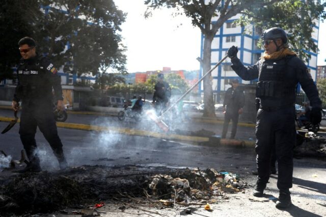 Polícia venezuelana remove barricadas em chamas