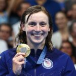 Olimpíadas de Paris 2024 - Natação - Cerimônia de vitória nos 1500 m livres femininos - Paris La Defense Arena, Nanterre, França - 31 de julho de 2024. A medalhista de ouro Katie Ledecky, dos Estados Unidos, comemora após vencer e estabelecer o recorde olímpico com seu metal.  REUTERS/Evgenia Novozhenina