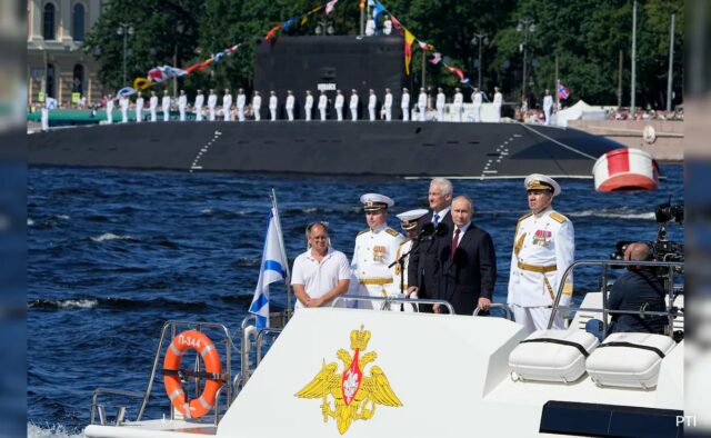 Navio de guerra indiano participa de tradicional desfile marítimo no Dia da Marinha da Rússia