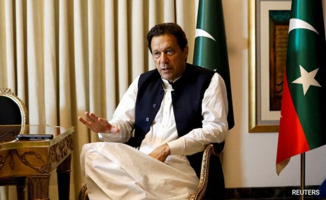 O ex-primeiro-ministro do Paquistão preso, Imran Khan, diz que seu partido está pronto para conversar com os militares