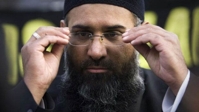 O pregador islâmico Choudary dirige-se a membros da mídia durante um protesto em apoio à Lei Shari''ah, no norte de Londres