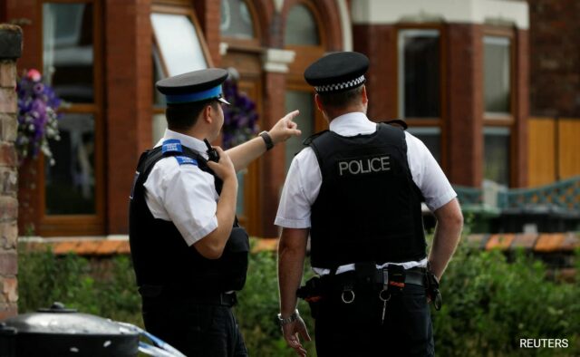 Multidão violenta entra em confronto com a polícia do Reino Unido após a morte de meninas