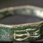 ‘Pensei que fosse um parafuso enferrujado’: um garoto de 13 anos tropeça em um anel da era romana