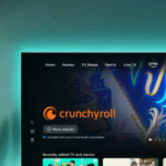 Close da seção mais à esquerda de uma TV montada mostrando o novo layout da Prime TV.  Crunchyroll é destacado.