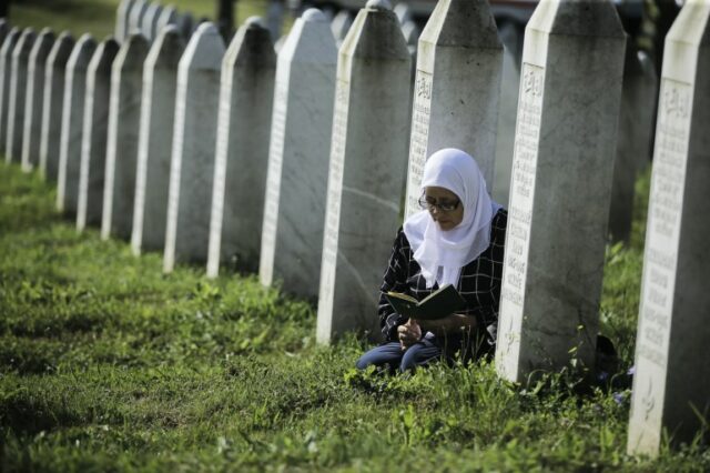 Parentes choram por seus entes queridos enquanto os restos mortais de 14 vítimas do genocídio de Srebrenica identificadas mais recentemente chegam para serem enterrados no Cemitério Memorial Potocari-Srebrenica no aniversário do genocídio (Samır Jordamovıc/Agência Anadolu)