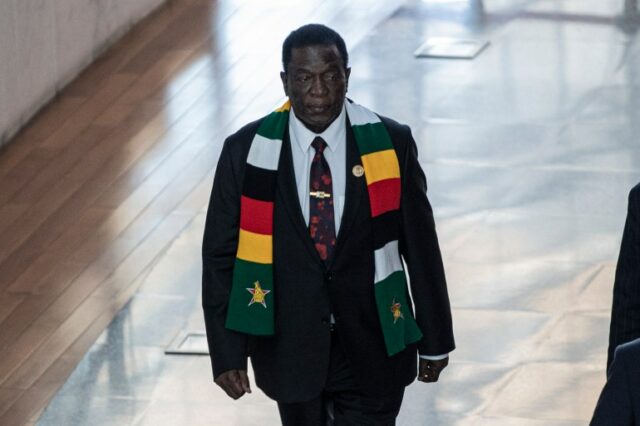 Presidente do Zimbabué, Emmerson Mnangagwa.  Ele está andando por um corredor